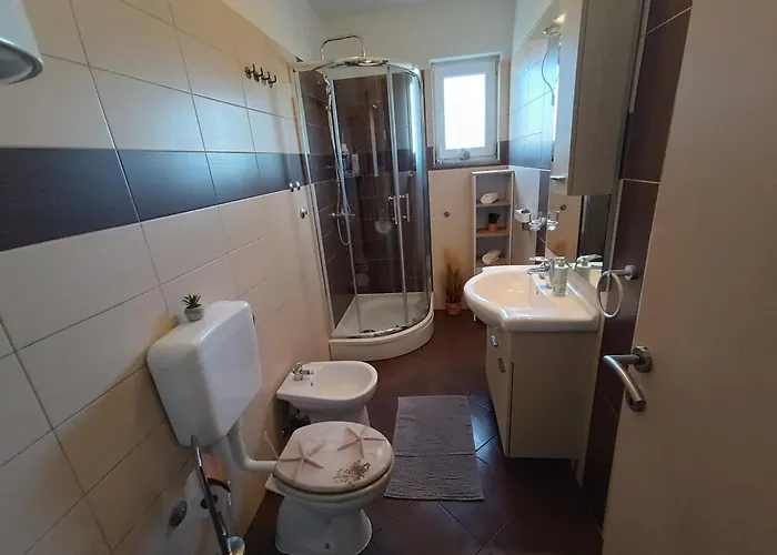 L&v Sa Dvoristem I Hidromasaznim Bazenom * Galižana