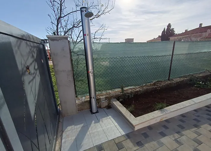 L&v Sa Dvoristem I Hidromasaznim Bazenom Apartamento