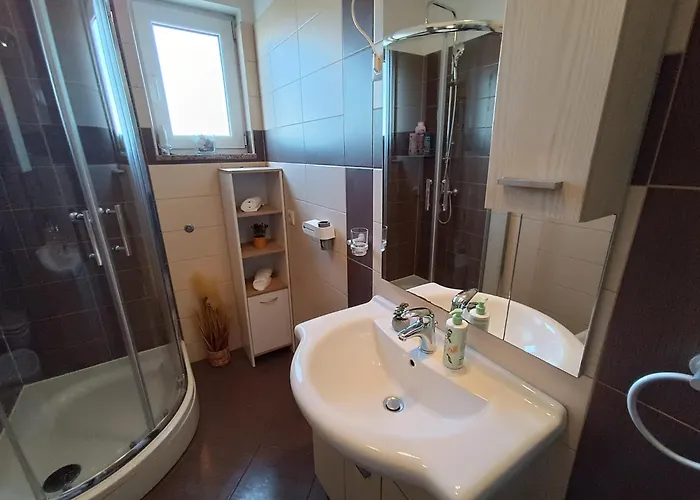 Apartamento L&v Sa Dvoristem I Hidromasaznim Bazenom