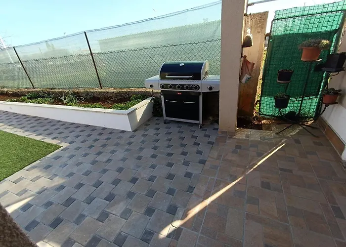 L&v Sa Dvoristem I Hidromasaznim Bazenom Apartamento *