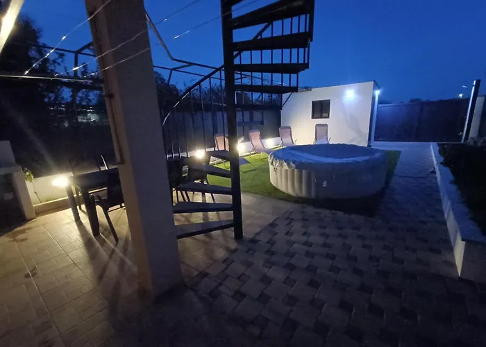 L&v Sa Dvoristem I Hidromasaznim Bazenom * Galižana