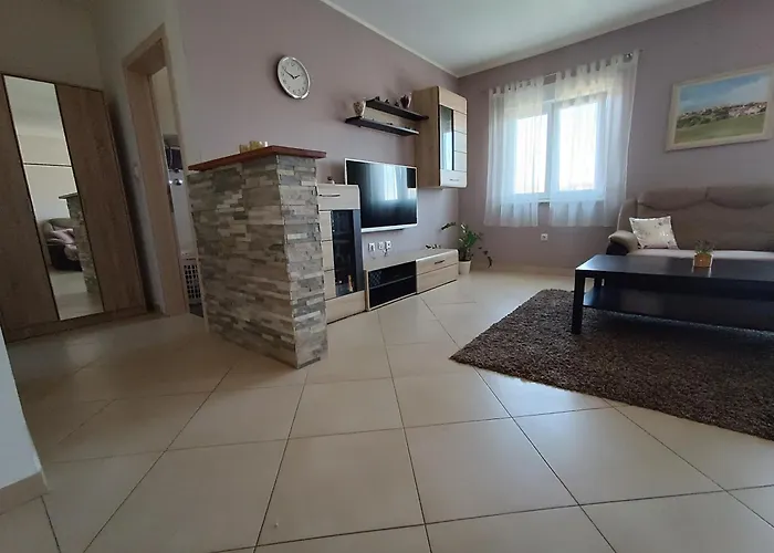 L&v Sa Dvoristem I Hidromasaznim Bazenom Apartamento *