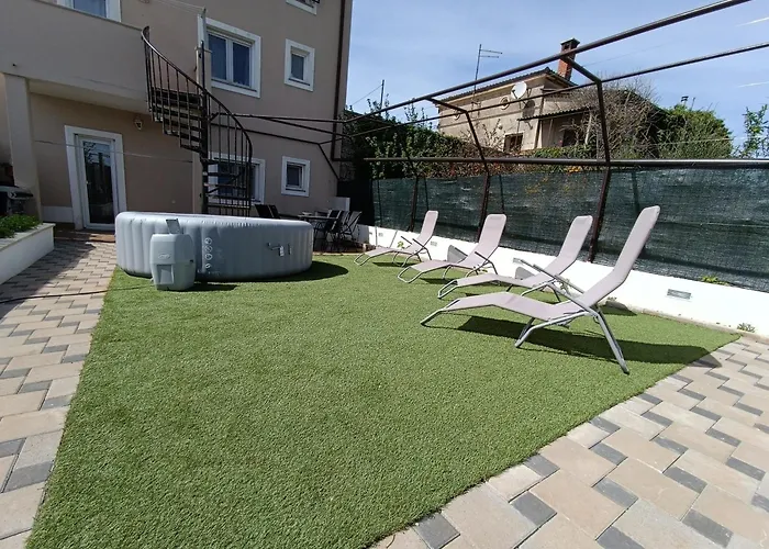 L&v Sa Dvoristem I Hidromasaznim Bazenom Apartamento